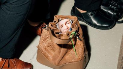 Bild: Jan A. Staiger/Bayerischer Jounalistenverband/dpa/Archivbild
Das Gewinnerfoto des Wettbewerbs "Pressefoto Bayern 2019" zeigt einen Prospekt mit Manfred Webers Gesicht.