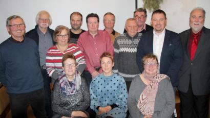 Bild: fsb
Die SPD-Gemeinderatskandidaten mit Vorsitzenden Karl Kick jun. (rechts), Versammlungsleiter Markus Ludwig (Zweiter von rechts) und den Beauftragten für den Wahlvorschlag Karin Bauriedl (Dritte von links) und Josef Kammerer (links).