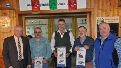 Bild: ak
Vorsitzender Helmut Kopp (rechts) und Bürgermeister Günter Kopp gratulierten Josef Zehrer, Wolfgang Liedl und Friedrich Kohr (von links), die bei der Vereinsmeisterschaft mit ihren Kaninchen die ersten drei Plätze belegt haben.