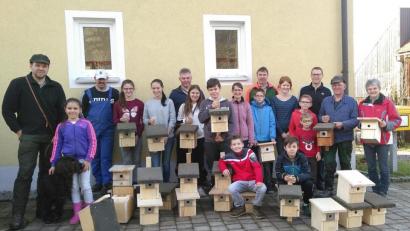 Bild: Vogl, Christa
Unter fachkundiger Anleitung von Jagdpächter Rainer Bayer (links) und Georg Prischenk (Zweiter von rechts) fertigten die Mädchen und Buben solide Nistkästen.