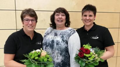 Bild: exb
Bild von links Regina Gerl, 1. Vorsitzende Silvia Stark, Bettina Eckstein
 TV-Vorsitzender Silvia Stark (Mitte) überraschte die neuen Übungsleiterinnen mit B-Lizenz, Regina Gerl (links) und Bettina Eckstein, mit Blumen.