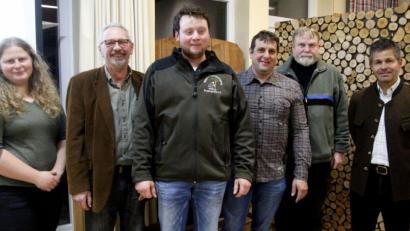 Bild: Hirsch
Yvonne Wolfrum, Reinhard Kreußel, Michael Zimmermann, Bernhard Irlbacher, Dieter Ernst und Hubertus von Eyb (von links) sprachen bei der Mitgliederversammlung der Waldbesitzervereinigung Nabburg-Burglengenfeld.