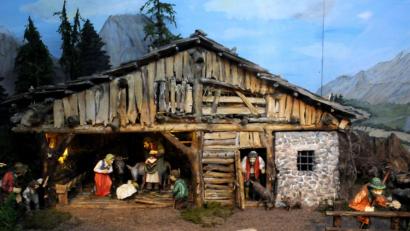 Bild: Stephan Huber
Viele liebevolle Details haben die Krippenfreunde Vilseck in ihrer Krippe im Landratsamt eingebaut.