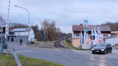 Bild: do
Eine Fahrbahn- und Gleissanierung und den Einbau modernster Technik plant das Staatliche Bauamt in Absprache mit den US-Streitkräften am Bahnübergang in der Neuen Amberger Straße.