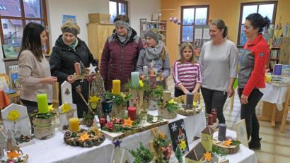 Bild: nm
Das Büchereiteam imponiert. Mit Bastelarbeiten wurde ein Beitrag zum Künstlermarkt geliefert, der viel Anklang fand.