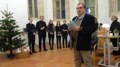 Bild: hka
Peter Lang, der Vorsitzende des Museums-Fördervereins heißt die Gäste in der Kapelle St. Nikolaus im Sulzbacher Schloß willkommen.