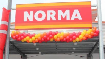 Bild: stg
Den kirchlichen Segen für den neuen Norma-Markt spendeten Pfarrer Thomas Kraus sowie Pfarrer Dirk Grafe (Zweiter und Dritter von links). Zur Eröffnung gratulierte auch Bürgermeister Werner Nickl (rechts).