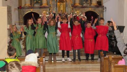 Bild: adj
In einem Singspiel zum Abschluss zeigen die Kinder die Geschichte, die sie am Kinderbibeltag kennengelernt haben.