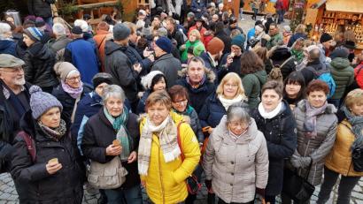 Bild: hzi
Nach einer Stadtführung lassen die Mitglieder der Thurndorfer KAB den Tag auf dem Weihnachtsmarkt in Dinkelsbühl ausklingen.