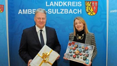 Bild: Christine Hollederer
Regina Wolfohr und Landrat Richard Reisinger stellen den Tourismus-Adventskalender vor.