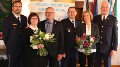 Bild: Polizei Marktredwitz/exb
Führungswechsel bei der Polizeiinspektion Marktredwitz: Im Bild von links Polizeipräsident Alfons Schieder, Andrea und Robert Roth, Roland und Karin Ast, Polizeivizepräsident Udo Skrzypczak.