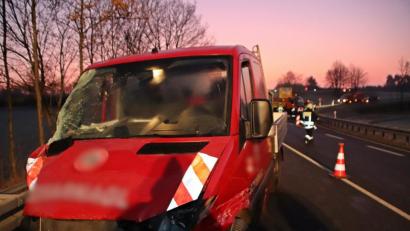 Bild: jma
Der Transporter nach dem Zusammenstoß in der Leitplanke