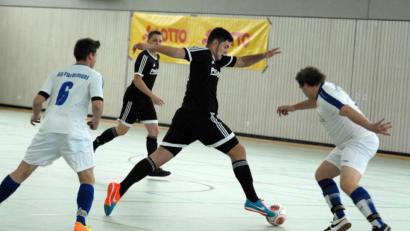 Bild: gb
Am Samstag werden in Tirschenreuth zwei Vorrundengruppen der Futsal-Kreismeisterschaft ausgetragen. Das Bild zeigt eine Szene aus der Partie TSV Waldershof gegen SG Fuchsmühl (weiße Trikots) im Vorjahr.