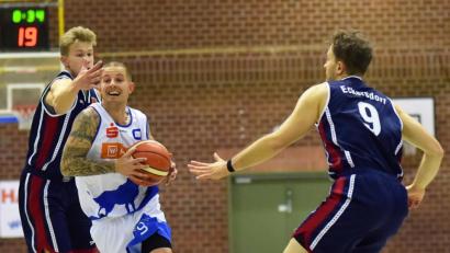 Bild: A. Schwarzmeier
Patrik Bortel eilt mit schnellem Schritt in Richtung gegnerischen Korb: In Erlangen wartet auf die Hamm Baskets eine schwierige, aber nicht unlösbare Aufgabe.