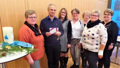 Bild: jml
Der Betrag von 300 Euro ist bei Pfarrer Varghese Puthenchira in guten Händen. Er wird die Spende an ein Behindertenheim im indischen Bundesstaat Kerala weiterleiten. Das Führungsteam des KDFB Kohlberg mit (von links) Beate Heumann, Andrea Schwarz, Heidi Bauer, Johanna Fischer, Edith List und Andrea Merkl weiß das Geld gut angelegt.