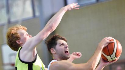 Bild: Alfred Schwarzmeier
Auch der Neustädter Spielmacher Jojo Klughardt (rechts) gehört wie auch Ondrey Stych und Jonas Meißner zu diversen Neustädter Spielern, die während der Woche im Training erkältet passen mussten. Einsatz offen.