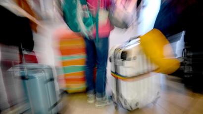 Bild: Britta Pedersen/dpa
Auf Reisen im nicht-deutschsprachigen Ausland lässt es sich schön frei von der Seele sprechen, findet unsere Kollegin im Oton.