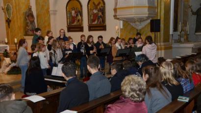 Bild: dob
Die Realschüler entzündeten auch in diesem Jahr mit ihren musikalischen Beiträgen ein adventliches Licht in der katholischen Stadtpfarrkirche.