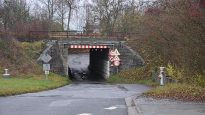 Bild: ak
Kostspielig und schwierig wird die Erneuerung der Bahnüberführung in der Ganghofer Straße. Die Gemeinderäte machten sich in ihrer Sitzung Gedanken, wie die Kommune finanziell entlastet werden könnte.