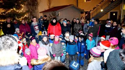 Bild: ads
Seit nun 25 Jahren läutet der Schnaittenbacher Weihnachtsmarkt die besinnliche und staade Zeit in der Stadt am Ehenbach auf die schönste Weise ein und hat an seiner Beliebtheit nichts eingebüßt, was die Jubiläumsausgabe mit rekordverdächtigen Besucherzahlen bereits bei der Eröffnung bewies.