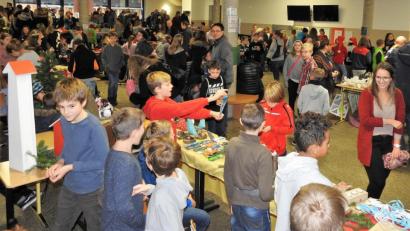 Bild: exb/Irene Sebald
Schon in der Früh um 8 Uhr ist der Andrang beim Weihnachtsaktionstag an der Realschule enorm. Der Erlös wird gespendet.