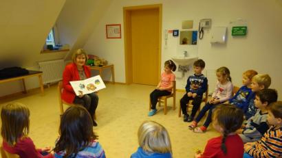 Bild: njn
Konrektorin Beate Koch las im Regenbogen-Kindergarten den Kindern vor.