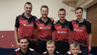Bild: tob
Die Herren I mit Lubomir Kriz, Alois Spitzer, Sebastian Thurn, Jan Kudrna (hintere Reihe von links), David Kiener, Christian Brabec und Damir Prstec (vorne von links) wurden mit 17:1 Punkten Herbstmeister in der Landesliga Ostnordost.