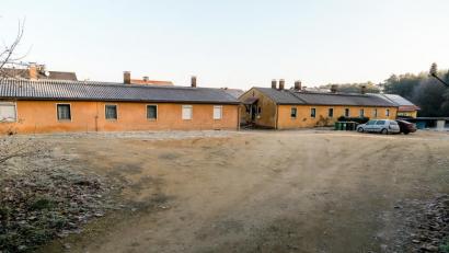 Bild: Hösamer
Anstelle des rechten Hauses will die Stadt an der Friedrich-Hebbel-Straße zwölf Sozialwohnungen bauen. Die Kosten werden auf rund 2,6 Millionen Euro geschätzt. Auch das linke Gebäude soll auf lange Sicht ersetzt werden.