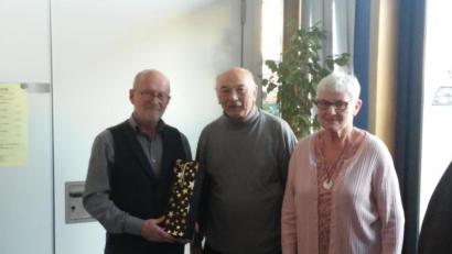 Bild: exb/Manfred Haberzeth
Den langjährigen Gewerkschaftlern (von rechts) Irmgard und Josef Puff gratuliert Manfred Kuchner.