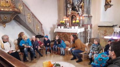 Bild: dip
Anna Stangl (Fünfte von rechts) und Anna-Lena Rupprecht (Achte von rechts) organisieren in der Matthäus-Kirche die erste Kindermesse.