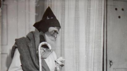 Repro: lg
Auf diesem Foto aus dem Familienalbum aus den 1930er zeigt der kleine Franz Vogl keine Angst vor der Furcht einflößenden Nikolausgestalt.