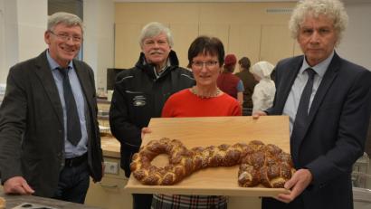 Bild: jr
Zur Neueröffnung der Schulküche gab es von Landrat Wolfgang Lippert (rechts) einen gebackenen Schlüssel. Mit dabei waren (von links) Leitender Landwirtschaftsdirektor Wolfgang Wenisch, Bauleiter Roland Franz und Schulleiterin Doris Eckl.