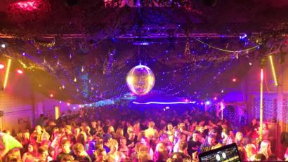 Bild: gi
Im winterlich dekorierten Ambiente und Lichtermeer wurde die Party „Winter- Opening“ gefeiert.