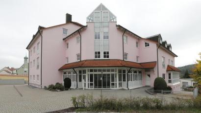 Bild: Wolfgang Steinbacher
Im seit Ende 2018 geschlossenen Hotel „Am Hofgarten“ will das Heilpädagogische Zentrum Irchenrieth 24 Wohnheimplätze für Menschen mit Behinderungen schaffen. Ob der Umbau noch dieses Jahr startet, ist nicht sicher.