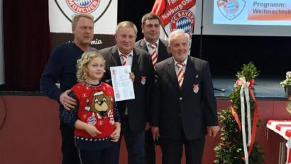 Bild: ral
Erich Ritschel (hinten, links) wurde von der Fanclub-Führung um Präsident Bernd Hofmann (rechts) als 5 750 Mitglied begrüßt und geehrt.
