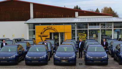 Bild: Evi Wagner
Pressath sieht blau: Ein fabrikneuer Opel Astra reihte sich vor dem Autohaus neben den anderen.
 