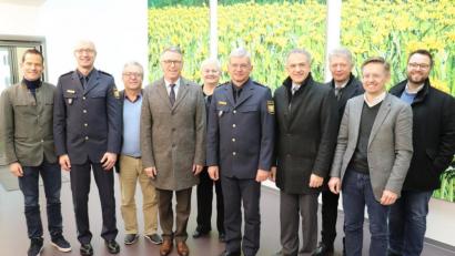 Bild: exb
Beim Weihnachtsbesuch dankten CSU-Politiker den Mitarbeitern der Polizeiinspektion für die 24-stündige Einsatzbereitschaft. Im Bild (von links): Bundestagsabgeordneter Albert Rupprecht, stellvertretender Inspektionsleiter Thomas Dietrich, die Bürgermeister Toni Dutz und Franz Stahl, Kreisrätin Angela Burger, PI-Leiter Werner Schönfelder, die Bürgermeister Roland Grillmeier und Lothar Müller, Landtagsabgeordneter Tobias Reiß sowie JU-Kreisvorsitzender Matthias Grundler.