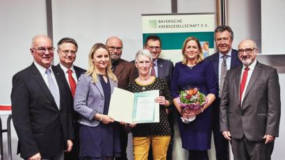 Bild: Christian Reger/exb
Die Amberger freuen sich über ihren dritten Platz (von links): Heinz Donhauser, Ludwig Fischer von Weikersthal, Nina Rebl, Anton Scharl, Brigitta Schöner, Harald Hollnberger, Doris Kölbl, Günter Schlimok (Bayerische Krebsgesellschaft) und Peter Bauer (Bayerischer Patienten- und Pflegebeauftragter.