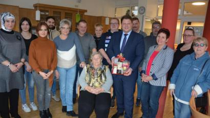 Bild: jr
Zahlreiche Glückwünsche erhielt Erika Hermann (vorne, sitzend) zum 80. Geburtstag. Es gratulierten unter anderem (von links) Tochter Sandra, die Enkel Ravza, Yasin und Rabin, Schwiegertochter Brigitte, Sohn Wolfgang, Schwiegertochter Gisela, Enkel Daniel, Zweiter Bürgermeister Stefan Grillmeier, die Söhne Peter und Lothar, Heimleiterin Mihaela Rupp, Schwiegertochter Kareen und Schwägerin Brunhilde.