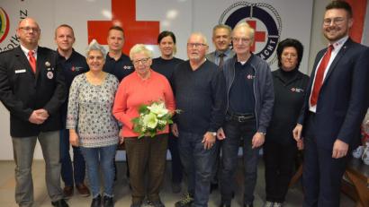 Bild: jr
Mit Ehrenplaketten des Bayerischen Roten Kreuzes wurden ehrenamtliche Mitarbeiter des Blutspende-Teams in Mitterteich ausgezeichnet. Im Bild (von links) Bereitschaftsleiter Robert Hoyer, Stefan Pelz, Katina Hirsch, Michael Wölfl, Betty Nerlich, Natalie Wölfl, Reinhard Nerlich, Bürgermeister Roland Grillmeier, Hans Pöllath, Sonja Hoyer und stellvertretender Kreisgeschäftsführer Sven Lehner.