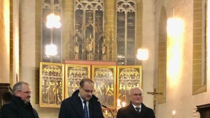 Bild: exb/Anton Forster
Anton Forster, German Schieder und Wolfgang Würschinger unterstützen den Neuanfang der Augustiner in Erfurt mit einer Spende des Lions-Clubs Weiden.