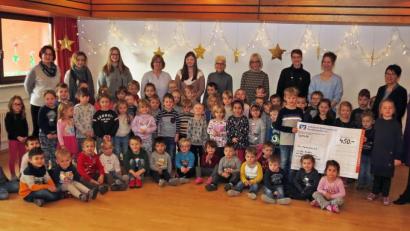 Bild: Dobmeier
Der Kindergarten St. Wolfgang spendet 450 Euro an das Hilfswerk „Adventslicht“.