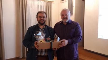 Bild: soj
Günther Kuhbandner bedankte sich mit einem kleinen Geschenk bei Hans Walter (links) für den interessanten und kurzweiligen Vortrag.