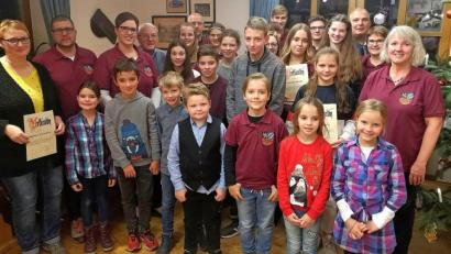 Repro: Dobmeier
Das Weidener Akkordeonorchester ehrt langjährige Mitspieler.