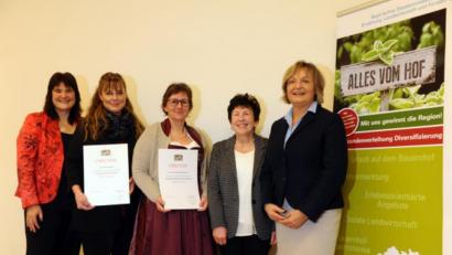 Bild: Monika Rohlmann/exb
Referatsleiterin Regine Wiesend (links), Angelika Spitzer von der Regierung der Oberpfalz und Else Köstler vom Landwirtschaftsamt Tirschenreuth (von rechts) freuen sich mit Petra Pieper (Zweite von links und Antje Kopp-Lüdemann (Mitte) über den erfolgreichen Abschluss ihrer Qualifizierung.
