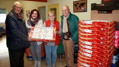 Bild: wro
Vorsitzende Nicole Fürst (2. von links), Gerhardt Höhn und Anni Riedl (von rechts) zeigten sich dankbar für die Weihnachtsstollen, die Oskar Deininger (links) im Namen des Lions-Hilfswerks Marktredwitz-Fichtelgebirge übergab.