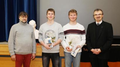 Bild: JOCHEN NEUMANN 
ERBENDORF
Kolpingvorsitzender Wenzeslaus Brenner (links) und Pfarrer Martin Besold (rechts) mit den beiden neu aufgenommenen Kolpingbrüdern (von links) Thomas und Max Schultes.