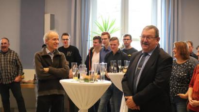 Bild: wrm
Organist und Chordirigent Helmut Wolf (rechts) ist sichtlich gerührt von allen Dankesworten. Regionalkantor Rudolf Fischer (links) ist ebenfalls bei der Verabschiedung dabei.