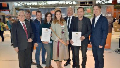 Bild: Astrid Schmidhuber
Zu den Preisträgern, deren Möbelstücke ausgezeichnet wurden, gehört der Hahnbacher Schreiner Richard Siegler (Zweiter von rechts)