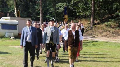 Bild: ral
Vorsitzender Andreas Schatz (Mitte), hier beim Einmarsch zum Heimatfest, will den Heimat- und Trachtenverein Trisching nicht mehr führen. Nun ist eine weitere Hauptversammlung nötig, um einen Vorsitzenden zu finden.